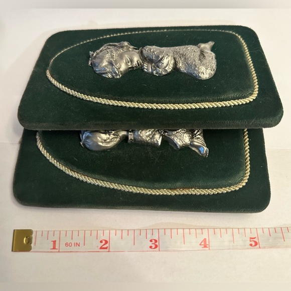 1940's Petro Cesellato A Mano Pewter on Blue Velvet Praying Children Plaques 5" - Picture 5 of 5